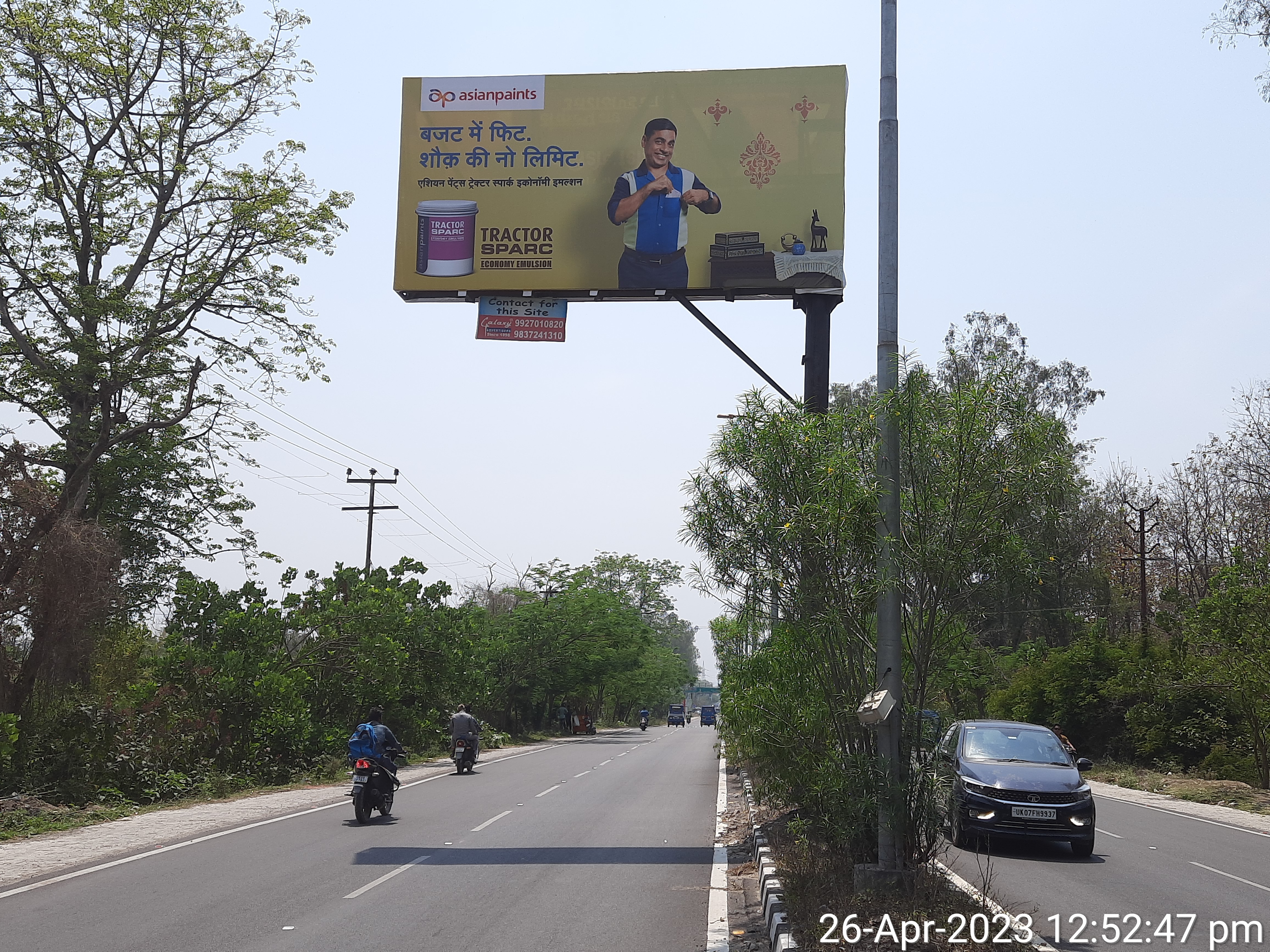 Premium unipole advertising site